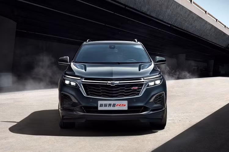 Chevrolet Equinox 2021 mới có trang bị động cơ 4 xi-lanh EcoTec dung tích 2.0 lít thế hệ thứ 8, và một hộp số Hydra-Matic 9 cấp mới. Động cơ này sản sinh 233 mã lực tại tua máy 5.000 vòng/phút và 350 Nm mô-men xoắn cực đại từ tua máy 1.500 – 4.000 vòng/phút, cho phép bản RS gia tốc từ 0-100 km/h trong 7,9 giây. Chỉ số tiêu thụ nhiên liệu trung bình của xe mới là 6,9 lít/100 km.