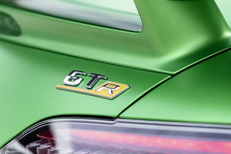 Động cơ chuẩn siêu xe: AMG GT R được trang bị động cơ V8 4.0 L tăng áp kép với cách bố trí cụm turbo theo kiểu “hot inside V” đặc trưng, giúp sản sinh 585 mã lực và mô-men xoắn cực đại 700Nm trong dãi vòng tua 2100 – 5500 rpm. Động cơ M178 này còn giúp hạ trọng tâm xe thông qua việc sử dụng bể dầu khô và hệ thống bơm dầu thông minh.