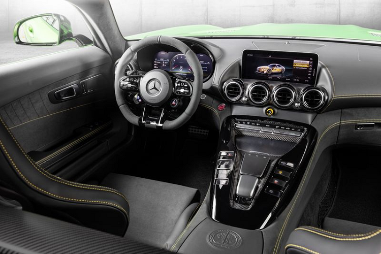 Mercedes-AMG GT R tại Việt Nam sở hữu bộ mâm xe siêu nhẹ 10 chấu, kích thước 19 inch phía trước và 20 inch phía sau, đi cùng bộ lốp Michelin Cup 2. Tổng trọng lượng của AMG GT R cũng nhẹ hơn GT S đến 15 kg, dù xe có kích thước lớn hơn và tích hợp nhiều trang bị/tính năng hơn.