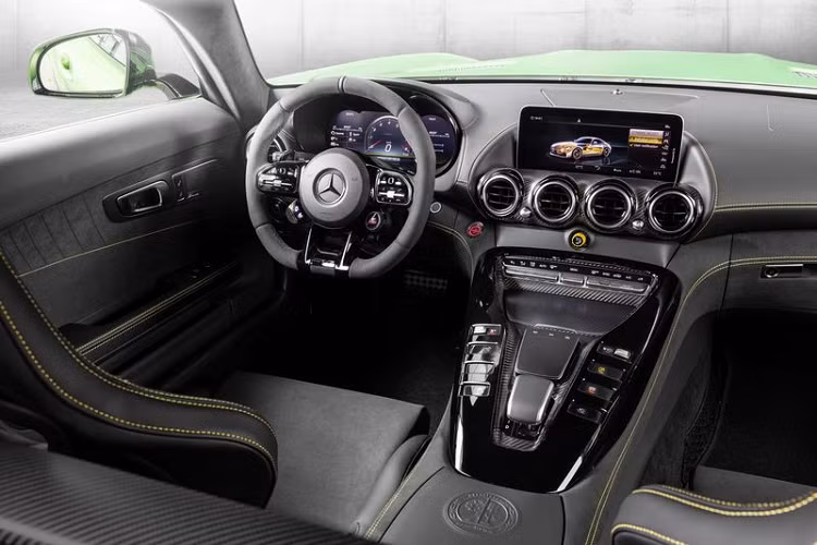 Mercedes-AMG GT R tại Việt Nam sở hữu bộ mâm xe siêu nhẹ 10 chấu, kích thước 19 inch phía trước và 20 inch phía sau, đi cùng bộ lốp Michelin Cup 2. Tổng trọng lượng của AMG GT R cũng nhẹ hơn GT S đến 15 kg, dù xe có kích thước lớn hơn và tích hợp nhiều trang bị/tính năng hơn.