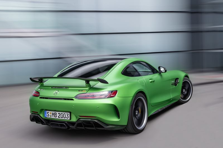 Kết hợp với hộp số ly hợp kép AMG 7G-DCT siêu nhanh và hệ dẫn động cầu sau, Mercedes-AMG GT R chỉ mất 3,6 giây để đạt mốc 100km/h và có thể đạt đến vận tốc độ tối đa 318 km/h. Những thông số trên chưa thể lột tả hết sự xuất sắc về mặt vận hành của GT R, bởi chiếc xe này được thiết kế để “thống trị” đường đua và thể thao tốc độ, trong những điều kiện vận hành khắc nghiệt nhất. AMG GT R được phát triển tại đường đua Nurburgring huyền thoại, với thời gian hoàn thành 1 vòng đua chỉ 7:10.92 phút.