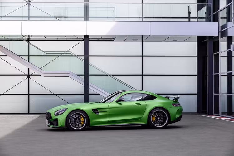 Điểm nhận diện đặc trưng nhất của AMG GT R chính là lưới tản nhiệt nan dọc Panamericana lấy cảm hứng từ huyền thoại 300 SL trong cuộc đua cùng tên tại Mexico. Cản trước, các khe hút gió phía trước và bên hông được mở rộng, vừa tăng khả năng tản nhiệt, cải thiện khí động học cũng như tính thẩm mỹ. Điểm nhấn ở phía sau chính là cánh gió cố định kích thước lớn, tấm khuếch tán hầm hố cùng cụm ống xả trung tâm.