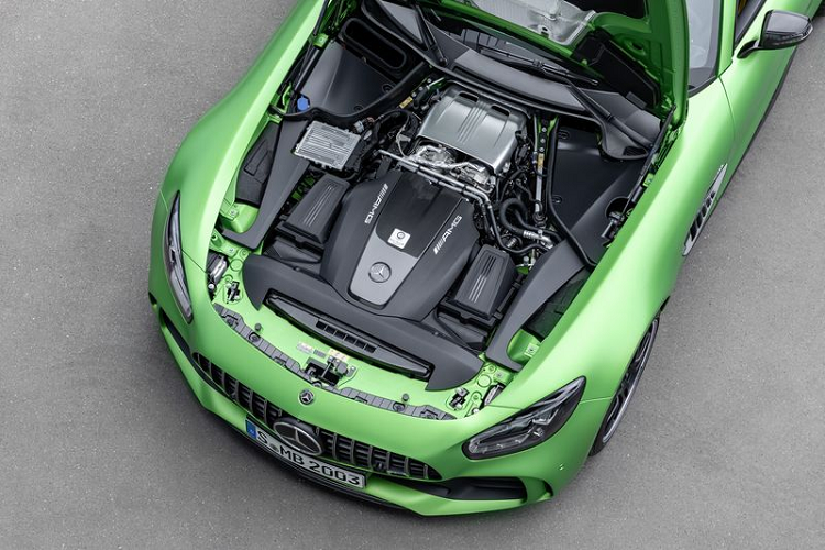 Công nghệ xe đua: AMG GT R sở hữu hệ thống điều khiển lực kéo 9 cấp độ AMG TRACTION CONTROL hoàn toàn mới, giúp người lái điều chỉnh cho phù hợp với độ bám mặt đường thông qua một núm xoay ngay bệ trung tâm. Xe còn sở hữu hệ thống lái bánh sau thông minh, tăng sự linh hoạt khi vào cua, cũng như sự ổn định vượt trội với trục sau mở rộng ra 2 bên.
