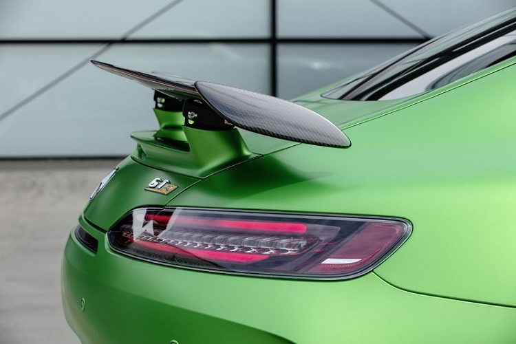 Ở bên trong, các ghế ngồi của AMG GT R là loại siêu nhẹ, bọc da Nappa đẹp mắt. Tay lái thể thao AMG được bọc sợi cao cấp DINAMICA với nút điều khiển cảm ứng và cụm điều khiển chế độ lái AMG. Dù là một mẫu xe hiệu năng cao đầu bảng nhưng AMG GT R vẫn sở hữu nhiều trang bị tiện nghi đắt giá như dàn âm thanh Burmester® cao cấp 10 loa, công suất 640W, hệ thống giải trí COMAND Online với màn hình 10.25-inch hay kết nối Apple Carplay/Android Auto.