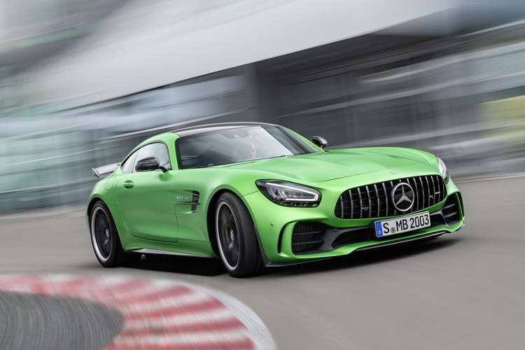 Thiết kế tối ưu khí động học: Từng chi tiết nhỏ trên Mercedes-AMG GT R mới nâng cấp đều được trau chuốt nhằm gia tăng khả năng vận hành với cảm hứng thiết kế từ xe đua AMG GT3. Ở ngoại thất, gần như toàn bộ phần thân vỏ của GT R đều được thiết kế lại so với GT S.