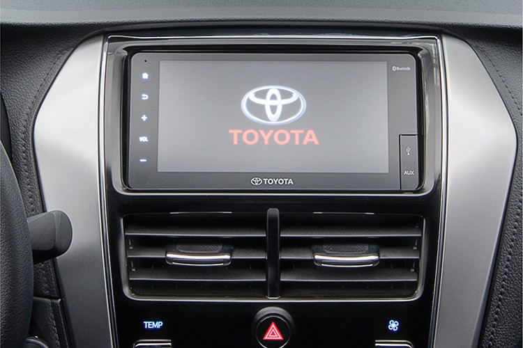 Các trang bị khác gồm; màn hình giải trí cảm ứng 7 inch có kết nối Bluetooth, cổng USB, AUX, lẫy chuyển số sau vô-lăng, màn hình cho hệ thống điều hoà. Ngoài ra, trang bị an toàn được bổ sung trên phiên bản nâng cấp lần này là hệ thống kiểm soát lực kéo và cảm biến trước/sau.