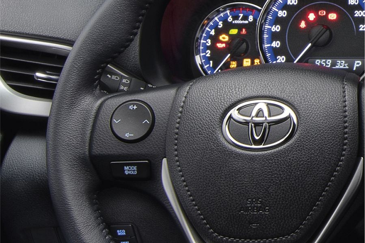 Tiếp tới, cụm đèn chiếu sáng của Vios 2021 cũng được tái thiết kế dày dặn và góc cạnh hơn, đi kèm với phần mũi xe với logo đặt chính tâm nổi bật, cụm đèn sương mù hình chữ L cách điệu ở khu vực cản dưới. Nhìn chung, thiết kế phần đầu của Vios 2021 được cho là bị ảnh hưởng khá nhiều từ "đàn anh" Toyota Camry.