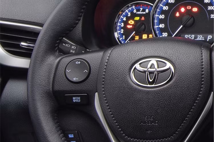 Tiếp tới, cụm đèn chiếu sáng của Vios 2021 cũng được tái thiết kế dày dặn và góc cạnh hơn, đi kèm với phần mũi xe với logo đặt chính tâm nổi bật, cụm đèn sương mù hình chữ L cách điệu ở khu vực cản dưới. Nhìn chung, thiết kế phần đầu của Vios 2021 được cho là bị ảnh hưởng khá nhiều từ "đàn anh" Toyota Camry.