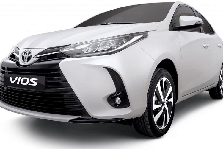 Trên phiên bản nâng cấp mới, Toyota Vios tại Việt Nam đã được nhà sản xuất thay đổi khá nhiều chi tiết, trong đó đáng chú ý phải kể tới phần thiết kế ngoại thất. Cụ thể, khu vực chứa đựng sự khác biệt đáng nhất nằm ở phần đầu xe với thiết kế bộ lưới tản nhiệt hình thang cỡ lớn, sơn đen, to bản nằm ngay chính giữa đầu xe mang tới cái nhìn mạnh mẽ và kiêu hãnh hơn hẳn so với trước đây.