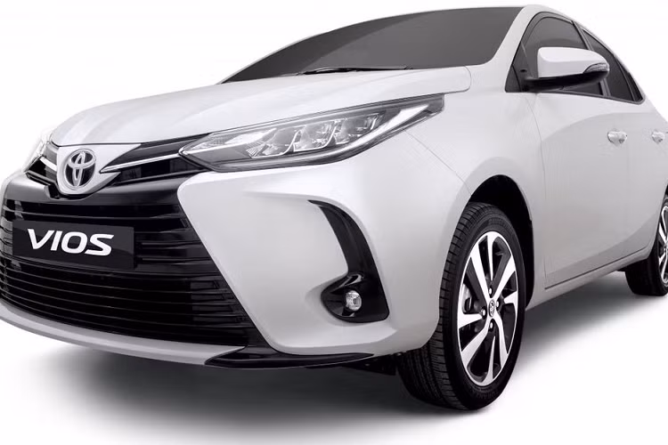 Trên phiên bản nâng cấp mới, Toyota Vios tại Việt Nam đã được nhà sản xuất thay đổi khá nhiều chi tiết, trong đó đáng chú ý phải kể tới phần thiết kế ngoại thất. Cụ thể, khu vực chứa đựng sự khác biệt đáng nhất nằm ở phần đầu xe với thiết kế bộ lưới tản nhiệt hình thang cỡ lớn, sơn đen, to bản nằm ngay chính giữa đầu xe mang tới cái nhìn mạnh mẽ và kiêu hãnh hơn hẳn so với trước đây.