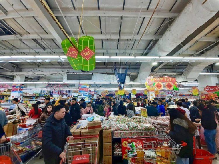 Ha Noi: Sieu thi “that thu”, khach xep hang dai cho thanh toan ngay cuoi nam-Hinh-2