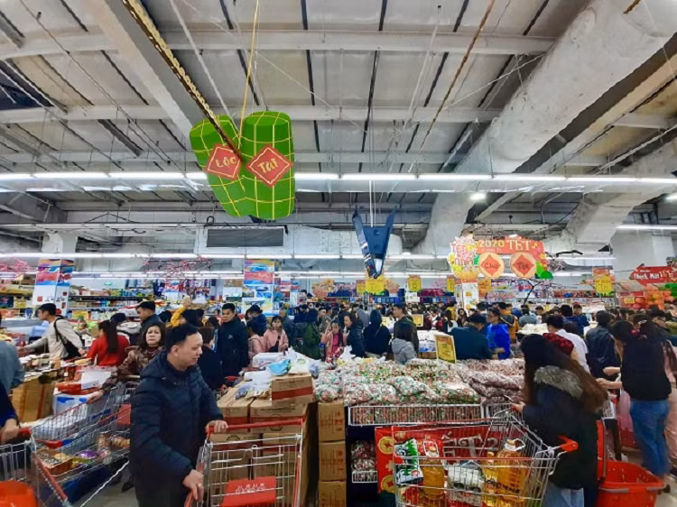 Ha Noi: Sieu thi “that thu”, khach xep hang dai cho thanh toan ngay cuoi nam-Hinh-2