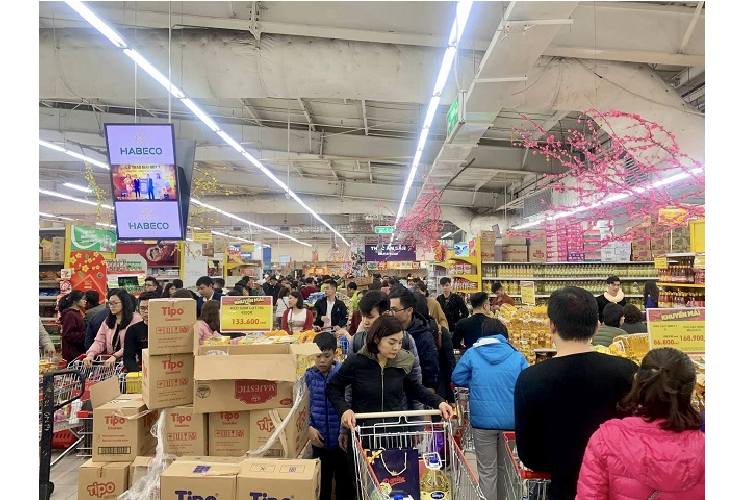 Ha Noi: Sieu thi “that thu”, khach xep hang dai cho thanh toan ngay cuoi nam-Hinh-4