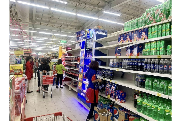 Ha Noi: Sieu thi “that thu”, khach xep hang dai cho thanh toan ngay cuoi nam-Hinh-5