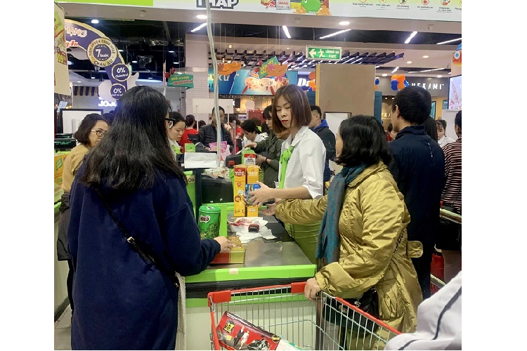 Ha Noi: Sieu thi “that thu”, khach xep hang dai cho thanh toan ngay cuoi nam-Hinh-7