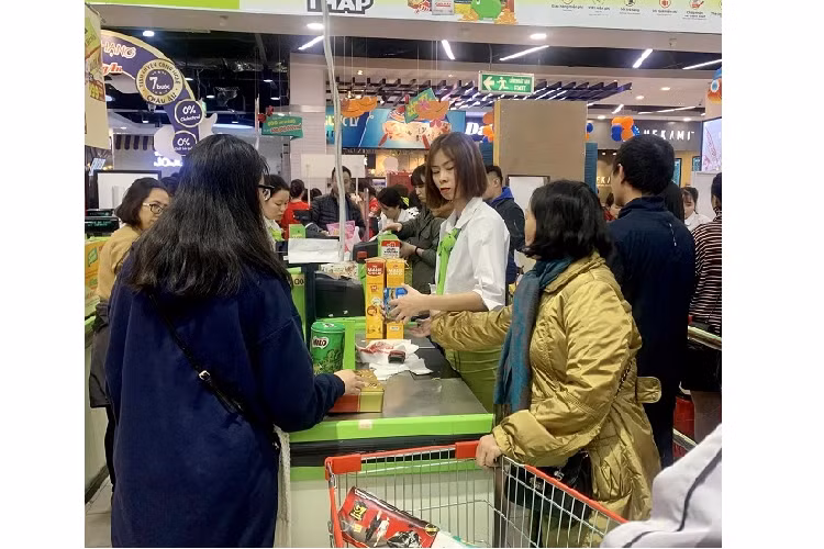 Ha Noi: Sieu thi “that thu”, khach xep hang dai cho thanh toan ngay cuoi nam-Hinh-7