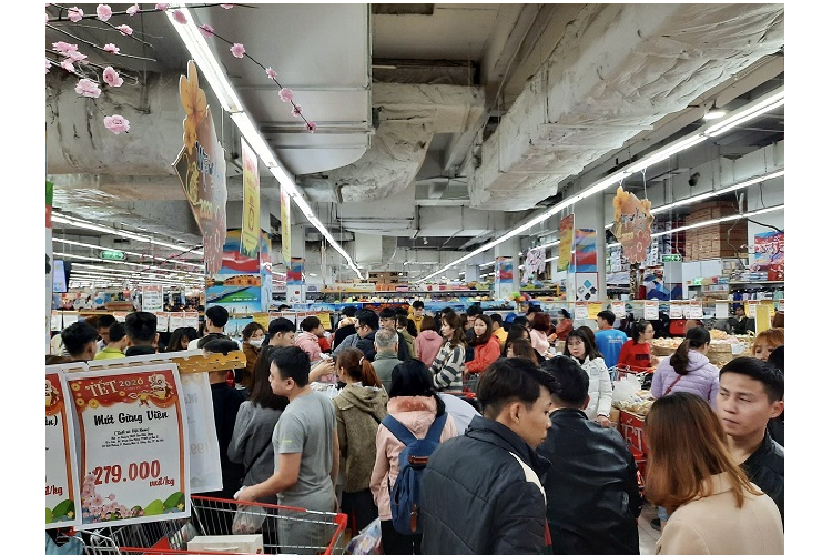 Ha Noi: Sieu thi “that thu”, khach xep hang dai cho thanh toan ngay cuoi nam-Hinh-3