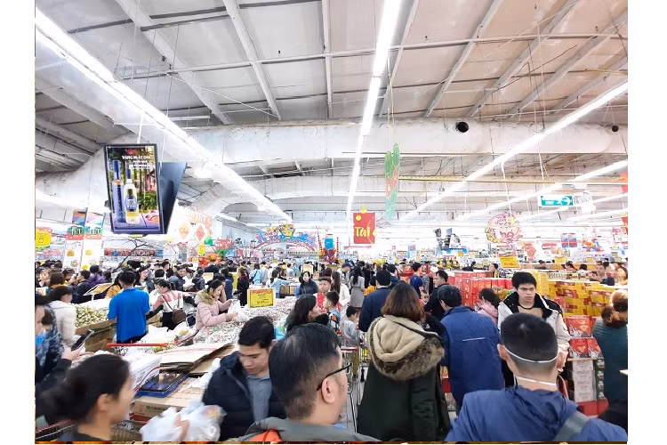 Ha Noi: Sieu thi “that thu”, khach xep hang dai cho thanh toan ngay cuoi nam-Hinh-9