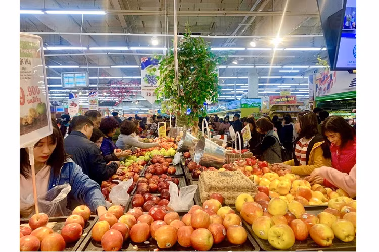 Ha Noi: Sieu thi “that thu”, khach xep hang dai cho thanh toan ngay cuoi nam-Hinh-8