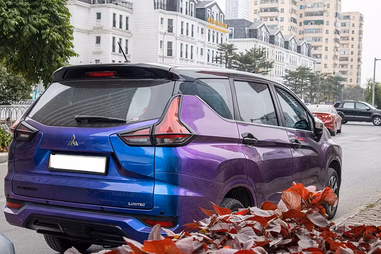 Ở bên trong khoang nội thất, chiếc Mitsubishi Xpander này đã được bọc da ghế và một vài chi tiết cũng khác biệt so với nguyên bản nhưng nhìn chung không làm thay đổi khả năng vận hàng của chiếc MPV này. Tính đến thời điểm này, đây là chiếc Mitsubishi Xpander sở hữu màu độc nhất Việt Nam.