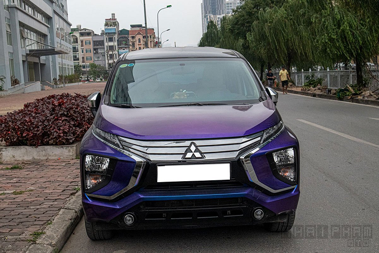 Theo đó, chủ nhân chiếc xe hơi mới Mitsubishi Xpander đã tạo cho chiếc xe của mình sự đặc biệt không giống ai bằng "lớp áo" đổi màu theo từng góc nhìn. Màu độc đáo này được phối trộn giữa màu Tím và Xanh nước biển khá lạ mắt trên xe hơi, còn kiểu màu này không quá xa lạ với người Việt khi đã từng được phối màu vào quần áo hay cà vạt.