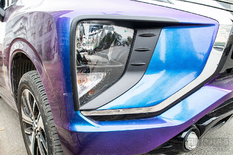 Được biết, chủ nhân của chiếc Mitsubishi Xpander màu độc này là thợ sơn nên đây là sản phẩm do chính tay người này tạo ra. Ngoài việc biến đổi "màu áo", mẫu xe Mitsubishi Xpander này còn được làm mới bởi lớp nhựa ốp ở khu vực nắp bình xăng, đèn hậu, đèn pha, tay nắm cửa, cản sau, dòng chữ tên xe và thêm chữ "Limited" như bản giới hạn của nhà sản xuất.