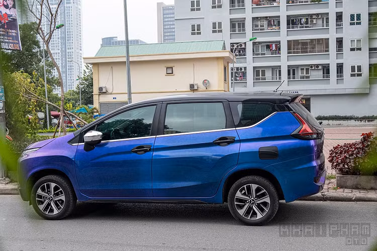 Những chiếc xe ôtô đổi màu sơn đã không còn là điều quá hiếm gặp ở Việt Nam từ xe sang đến bình dân khi chủ nhân muốn tạo sự khác biệt và độc đáo không "đụng hàng". Tuy nhiên, những màu thường được chủ nhân biến đổi là Xanh rêu, Vàng, màu Vàng Cam... còn phối nhiều màu độc đáo tuỳ góc nhìn như chiếc Mitsubishi Xpander giá rẻ này thì quả là hiếm.