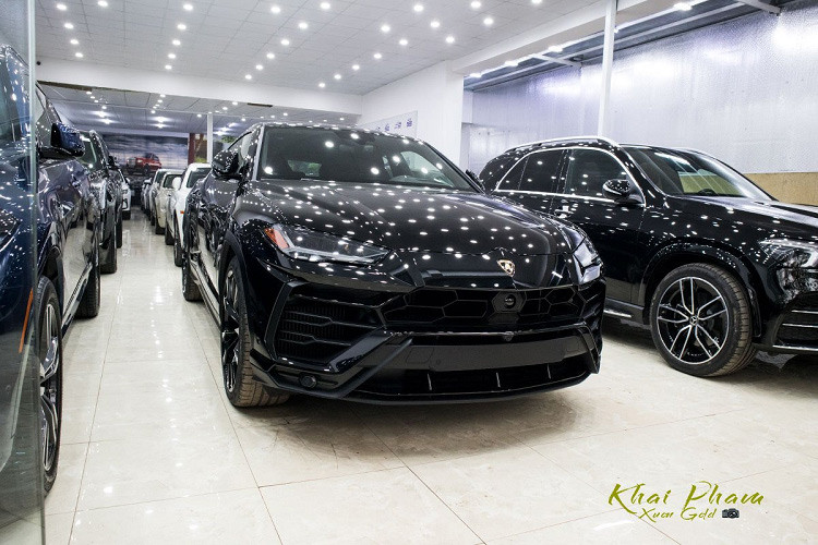 Được biết, giá xe Lamborghini Urus Black Edition 2020 tại Việt Nam khoảng trên 22 tỷ đồng. Xe cũng được thiếu gia Dương Kon đặt mua từ nước ngoài về để tặng cho vợ của mình là cựu siêu mẫu Ngọc Thạch.