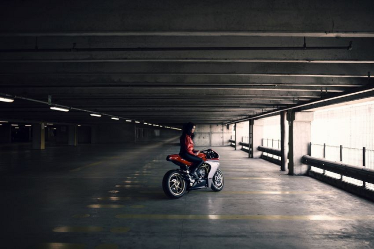 Về ngoại hình, mẫu MV Agusta Superveloce Ottocento có thiết kế tương tự như bản Serie Oro với một số thay đổi nhỏ nhằm giúp việc sản xuất số lượng lớn thêm thuận tiện hơn.