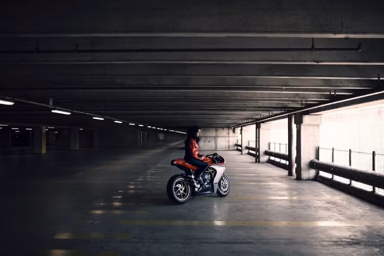 Về ngoại hình, mẫu MV Agusta Superveloce Ottocento có thiết kế tương tự như bản Serie Oro với một số thay đổi nhỏ nhằm giúp việc sản xuất số lượng lớn thêm thuận tiện hơn.