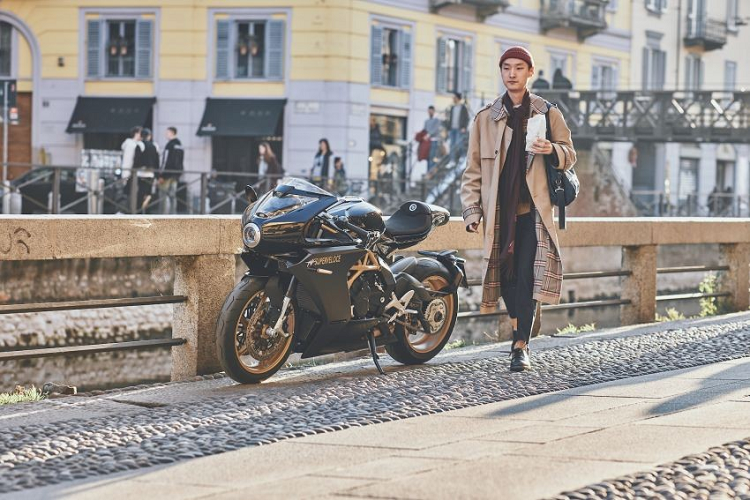 Cụ thể, tổng hòa chiếc Superveloce Ottocento vẫn mang thiết kế cổ điển với phần đầu xe bo tròn bao quanh đèn pha dạng tròn, nhưng thay vì đèn pha vàng như bản Serie Oro thì bản Ottocento sử dụng mặt đèn pha trắng. Kính chắn gió cũng là loại kính trong.