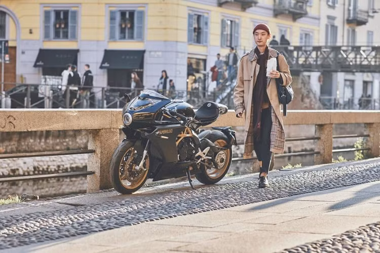 Cụ thể, tổng hòa chiếc Superveloce Ottocento vẫn mang thiết kế cổ điển với phần đầu xe bo tròn bao quanh đèn pha dạng tròn, nhưng thay vì đèn pha vàng như bản Serie Oro thì bản Ottocento sử dụng mặt đèn pha trắng. Kính chắn gió cũng là loại kính trong.