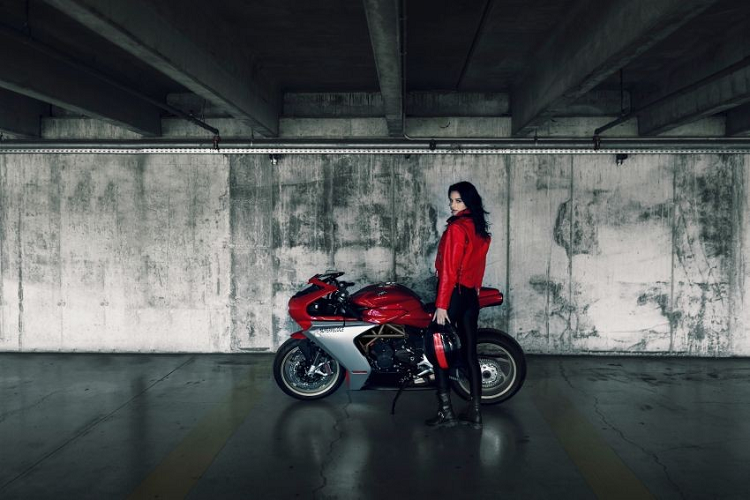 Được biết, cả hai tùy chọn màu này đều có cùng chung giá bán, dự kiến giá xe MV Agusta Superveloce Ottocento sẽ ở mức 19.990 EUR (tương đương khoảng 505 triệu đồng).
