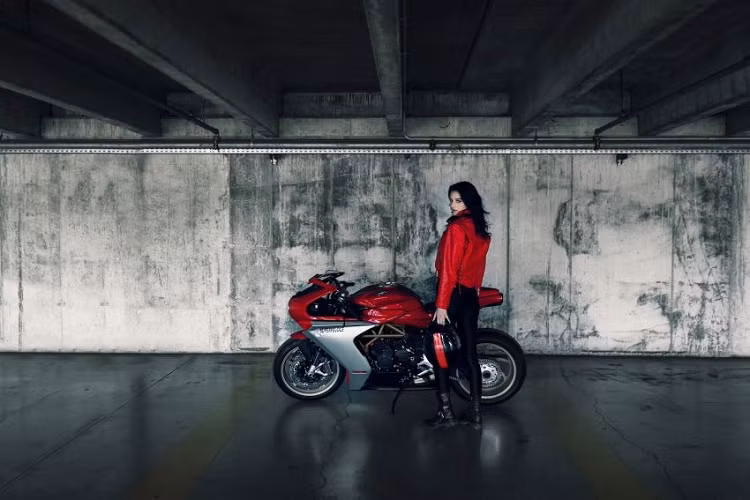 Được biết, cả hai tùy chọn màu này đều có cùng chung giá bán, dự kiến giá xe MV Agusta Superveloce Ottocento sẽ ở mức 19.990 EUR (tương đương khoảng 505 triệu đồng).