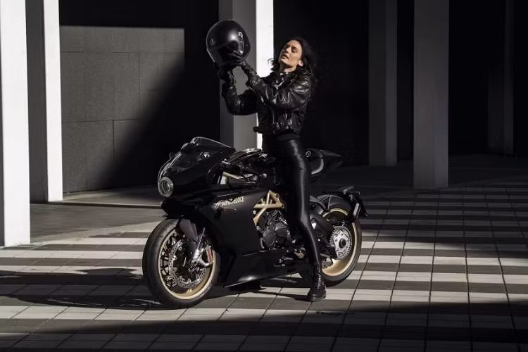 Các trang bị tiêu chuẩn khác trên MV Agusta Superveloce Ottocento có thể kể đến phuộc hành trình ngược Marzocchi, giảm xóc đơn Sachs cùng gắp đơn nhôm. Phanh xe mang thương hiệu Brembo cao cấp đi kèm đĩa đôi 320 mm ở trước và đĩa đơn 220 mm ở sau.