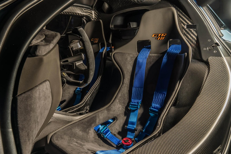 Lanzante không cung cấp nhiều thông tin về những can thiệp kỹ thuật trên xe. Tuy nhiên, theo một số nguồn tin, mẫu xe này có vận tốc tối đa lên đến 362 km/h và khả năng tăng tốc từ 0 lên 100 km/h chỉ trong 2,4 giây.