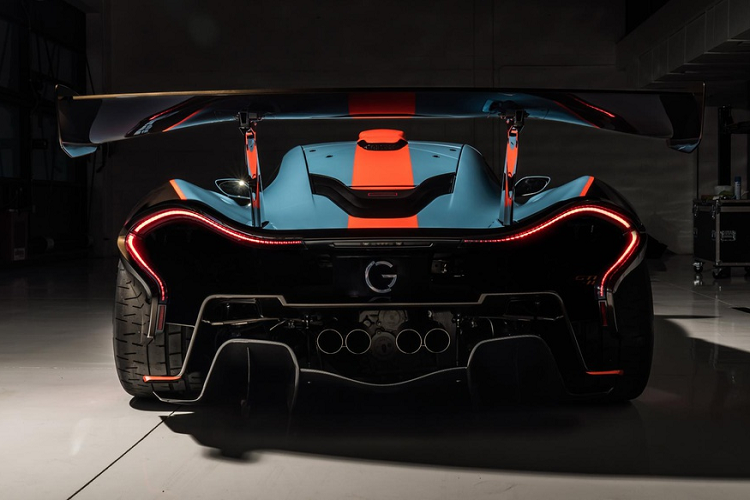 Cánh gió cỡ lớn phía sau cũng được tinh chỉnh lại. Hệ thống ống xả kép nguyên bản đặt trên cao được thay thế bằng hệ thống 4 ống xả, vị trí cũ giờ đây dùng để đặt biển số xe. Phần ốp hông cản sau cũng được thay đổi nhẹ nhàng hơn.