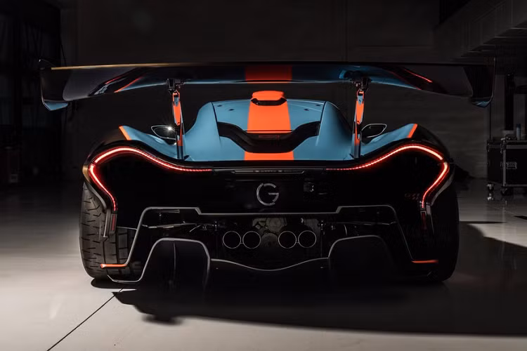 Cánh gió cỡ lớn phía sau cũng được tinh chỉnh lại. Hệ thống ống xả kép nguyên bản đặt trên cao được thay thế bằng hệ thống 4 ống xả, vị trí cũ giờ đây dùng để đặt biển số xe. Phần ốp hông cản sau cũng được thay đổi nhẹ nhàng hơn.