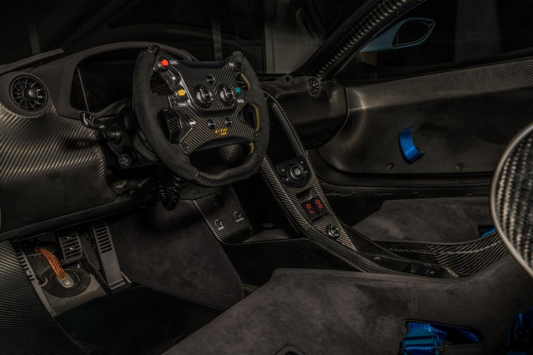 Bộ ghế thể thao cũng làm từ sợi carbon được khắc logo GTR-18 với dây đai an toàn đa điểm màu xanh. Bên trong còn có thêm tấm kim loại khắc tên phiên bản, số khung của chiếc xe.