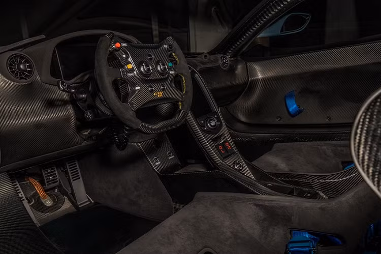 Bộ ghế thể thao cũng làm từ sợi carbon được khắc logo GTR-18 với dây đai an toàn đa điểm màu xanh. Bên trong còn có thêm tấm kim loại khắc tên phiên bản, số khung của chiếc xe.