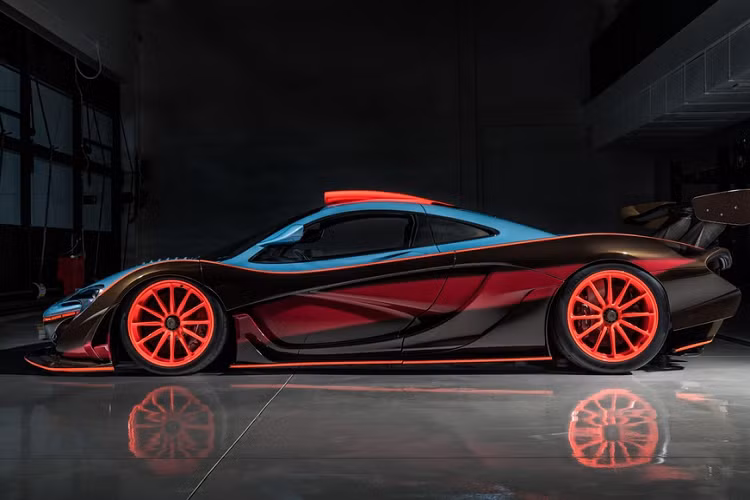 Siêu xe McLaren P1 GTR có công suất tối đa lên đến 1.000 mã lực, mạnh hơn 84 mã lực so với chiếc P1 tiêu chuẩn. Tuy nhiên hãng xe Anh quốc không tiết lộ sức mạnh này đến từ khối động cơ twin-turbo V8 dung tích 3.8L hay khối động cơ điện bổ sung.