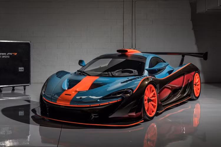 Về ngoại thất, Lanzante đã lược bỏ một số chi tiết như cánh lướt gió cản trước và thay thế bằng thiết kế nhẹ nhàng hơn. Phần nắp capo cũng như ốp hốc bánh trước được thay đổi. P1 GTR-18 còn được nâng cấp thêm hốc hút gió lớn trên mui xe, một đặc điểm không thể thiếu của những chiếc xe đua đến từ Anh quốc.