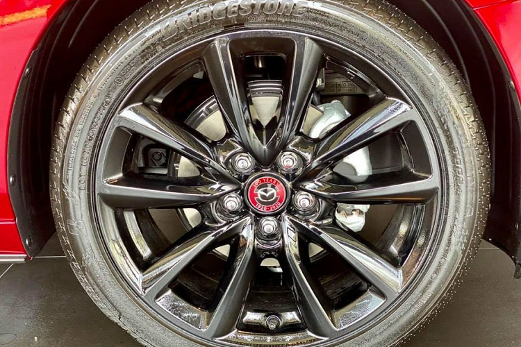 Các trang bị trên phiên bản kỉ niệm 100 năm của mẫu Mazda3 tương đồng với phiên bản 2.0L Signature Premium. Trong đó, nổi bật là công nghệ an toàn i-Activsense, hệ thống chiếu sáng LED, màn hình trung tâm 8,8 inch, HUD, ghế chỉnh điện có nhớ, 8 loa, gương chiếu hậu chống chói với viền mỏng...