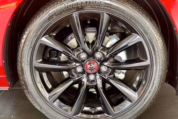 Các trang bị trên phiên bản kỉ niệm 100 năm của mẫu Mazda3 tương đồng với phiên bản 2.0L Signature Premium. Trong đó, nổi bật là công nghệ an toàn i-Activsense, hệ thống chiếu sáng LED, màn hình trung tâm 8,8 inch, HUD, ghế chỉnh điện có nhớ, 8 loa, gương chiếu hậu chống chói với viền mỏng...