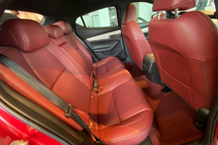 Về thiết kế tổng thể, Mazda3 phiên bản đặc biệt kỷ niệm 100 năm không có sự thay đổi so với phiên bản 2.0L Signature Premium thông thường cả về ngoại thất lẫn nội thất. Sự khác biệt chỉ tới từ một vài chi tiết nhỏ như logo thương hiệu được gắn ở mâm xe, trên tựa đầu ghế trước, bảng điều khiển cùng ốp cánh cửa ốp da màu trắng.