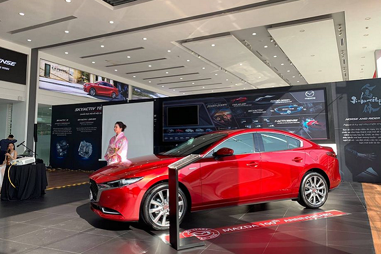 Bên cạnh các thay đổi kể trên, khách hàng mua mẫu Mazda3 phiên bản đặc biệt sẽ nhận được một số ưu đãi từ đại lý bao gồm trải sàn, dụng cụ cứu hộ, dán kính và miễn phí công bảo dưỡng 3 năm với các mốc 1.000 km, 5.000 km và 100.000 km.