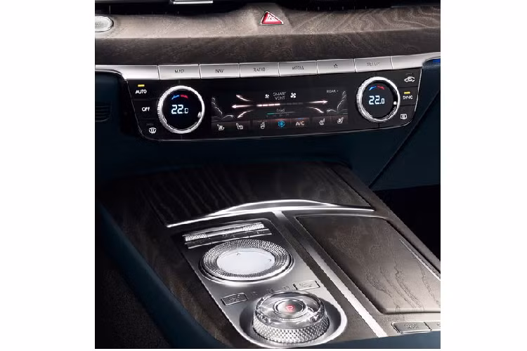 Ở phần đầu xe, G80 gần như là một phiên bản "Copy &amp; paste" của đàn anh G90 với cụm đèn chiếu sáng chính 2 tầng tách biệt, mặt ca-lăng và cản dưới với hoạ tiết mắt cáo mạ chrome sáng bóng quen thuộc... tạo nên diện mạo không thể nhầm lẫn.