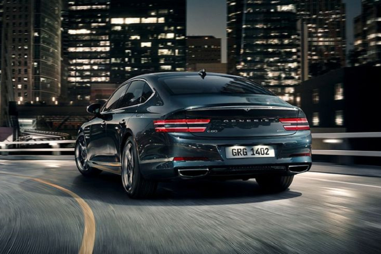 Tương tự phần đầu xe, phần đuôi xe cũng mang thiết kế đèn hậu chia tầng khá khoẻ khoắn. Kết hợp với bộ mui sau được làm vát xuống nhẹ nhàng, cặp ống xả kép mạ chrome... càng tô điểm vẻ đẹp cho phần đuôi xe.