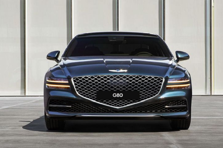 Một điểm nổi bật không thể bỏ qua trong phần thiết kế của G80 2021 chính nằm ở bộ mui sau, phía trụ C được vát mềm mại xuống đuôi theo phong cách xe coupe thể thao. Điều này mang tới một hiệu ứng về thị giác không nhỏ, góp phần gia tăng độ trẻ trung cho mẫu sedan tới từ Hàn Quốc. Đi kèm với đó còn là trang bị mâm xe hợp kim 20 inch to bản, thiết kế 5 chấu dày dặn.