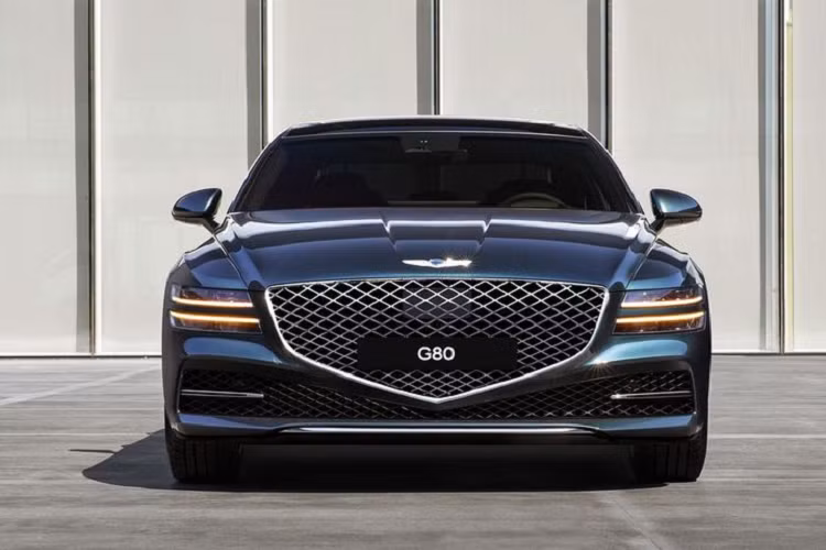 Một điểm nổi bật không thể bỏ qua trong phần thiết kế của G80 2021 chính nằm ở bộ mui sau, phía trụ C được vát mềm mại xuống đuôi theo phong cách xe coupe thể thao. Điều này mang tới một hiệu ứng về thị giác không nhỏ, góp phần gia tăng độ trẻ trung cho mẫu sedan tới từ Hàn Quốc. Đi kèm với đó còn là trang bị mâm xe hợp kim 20 inch to bản, thiết kế 5 chấu dày dặn.